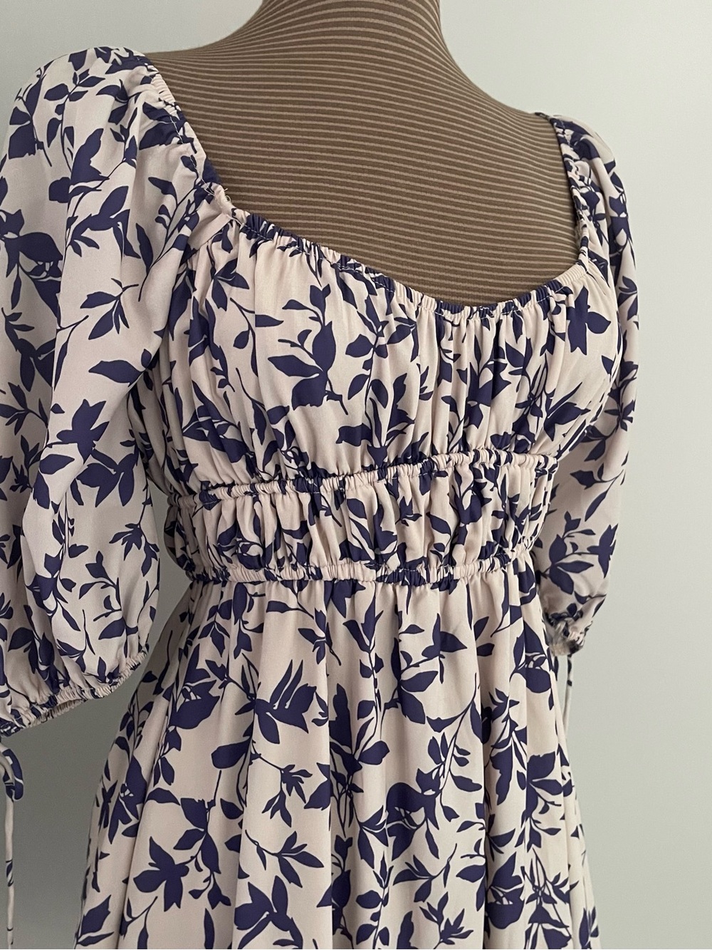 Urban Outfitters Women’s Cream Floral Puff-Sleeve Mini Dress size XS - Picture 2 of 8